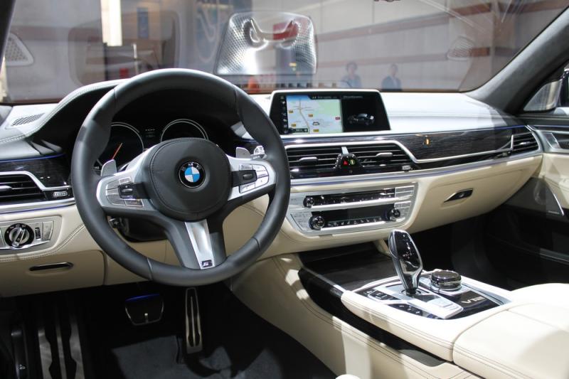  - Paris 2016 live : BMW M760Li xDrive 1