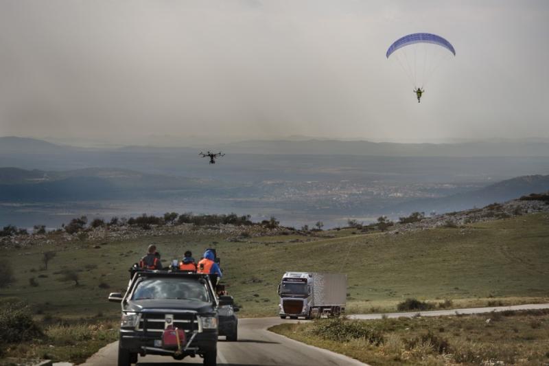  - Le camion et le parapente 1