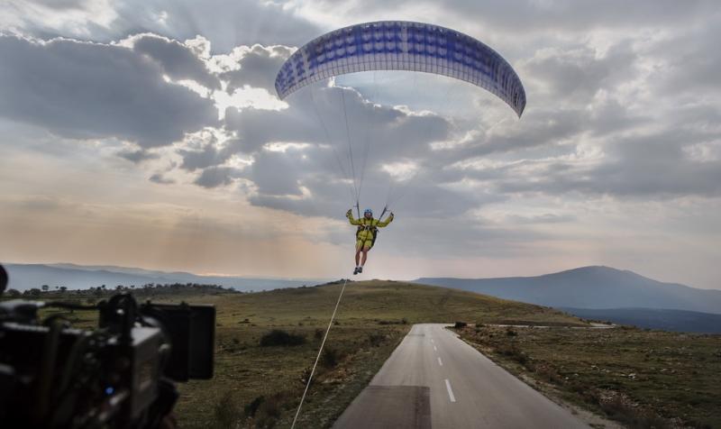  - Le camion et le parapente 1