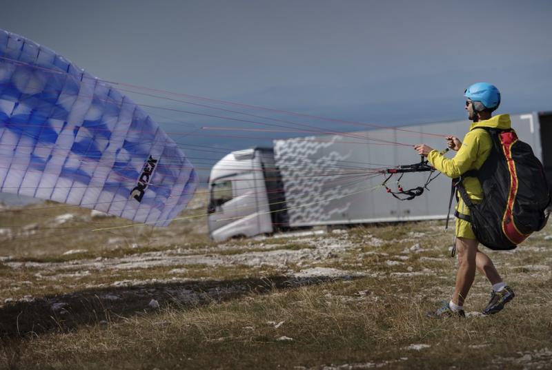  - Le camion et le parapente 1