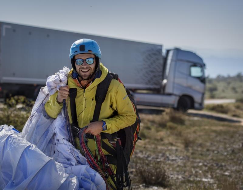  - Le camion et le parapente 1