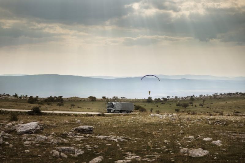  - Le camion et le parapente 1