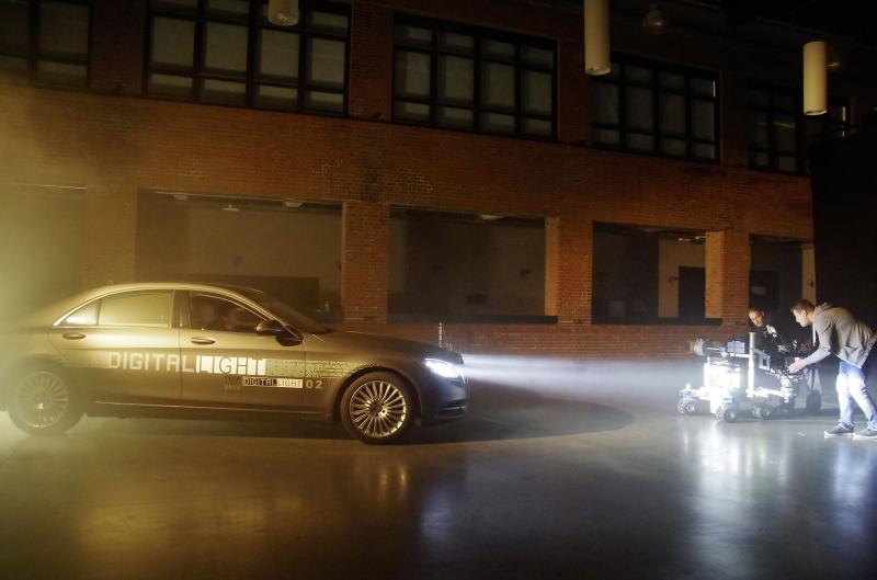 Mercedes prépare l'arrivée de la lumière numérique 1