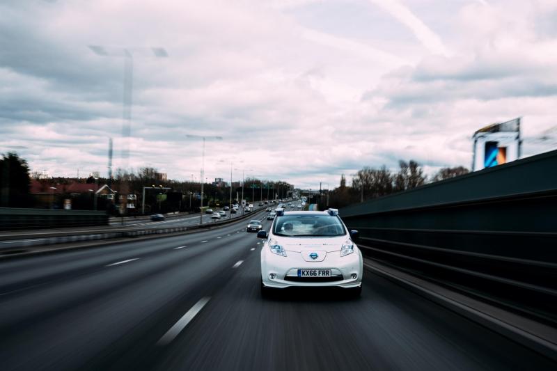  - Une Nissan Leaf autonome sur la route à Londres 1