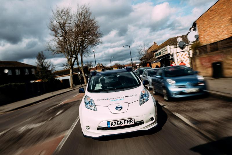  - Une Nissan Leaf autonome sur la route à Londres 1