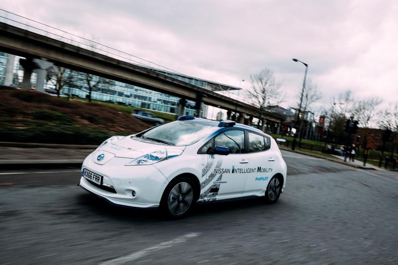  - Une Nissan Leaf autonome sur la route à Londres 1