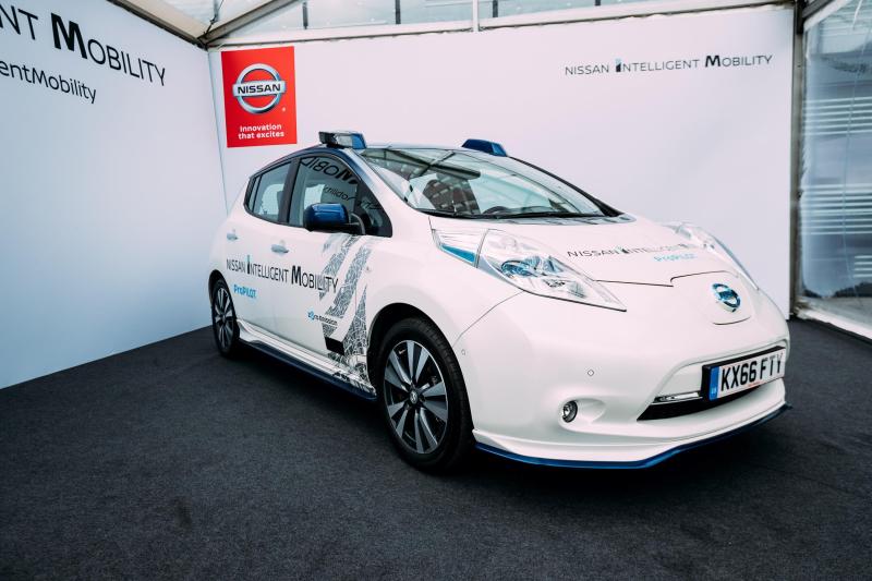  - Une Nissan Leaf autonome sur la route à Londres 1