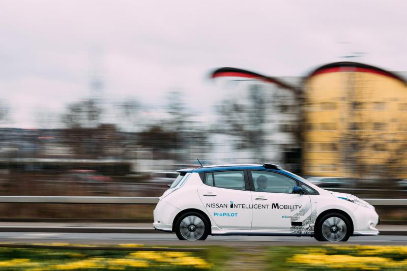  - Une Nissan Leaf autonome sur la route à Londres 1