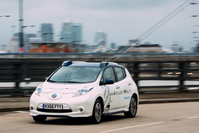  - Une Nissan Leaf autonome sur la route à Londres 1