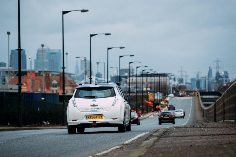  - Une Nissan Leaf autonome sur la route à Londres 1