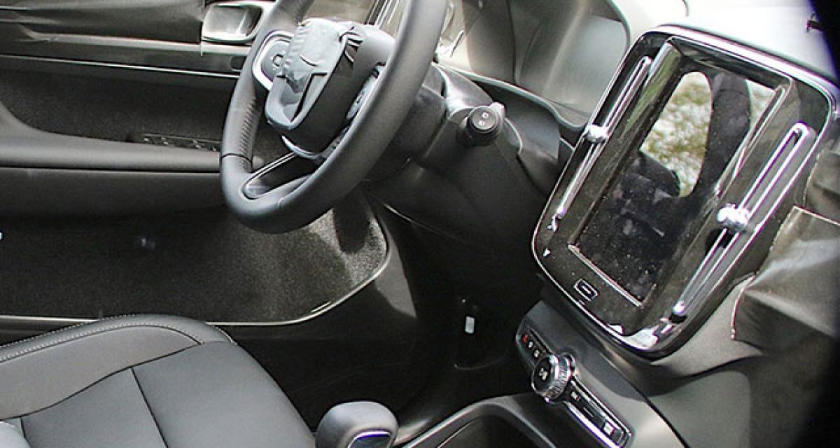 Spyshots : la Volvo XC40 montre son intérieur