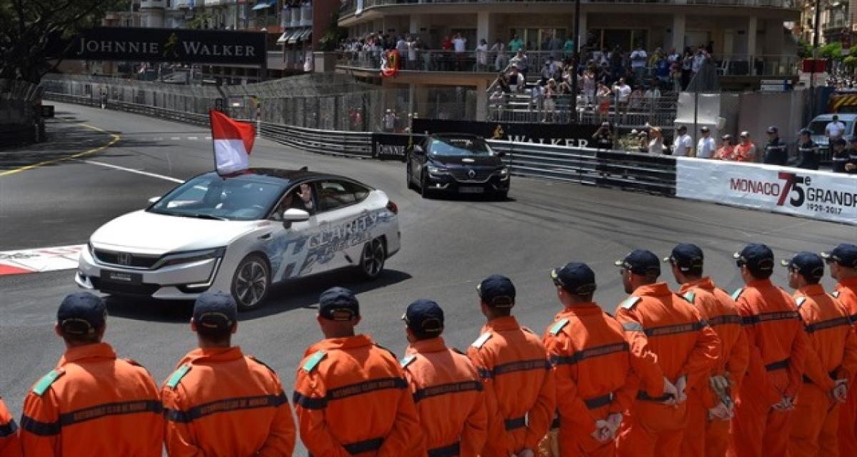 S.A.S. le Prince Albert II de Monaco remporte le tour d'honneur du GP en Honda Clarity