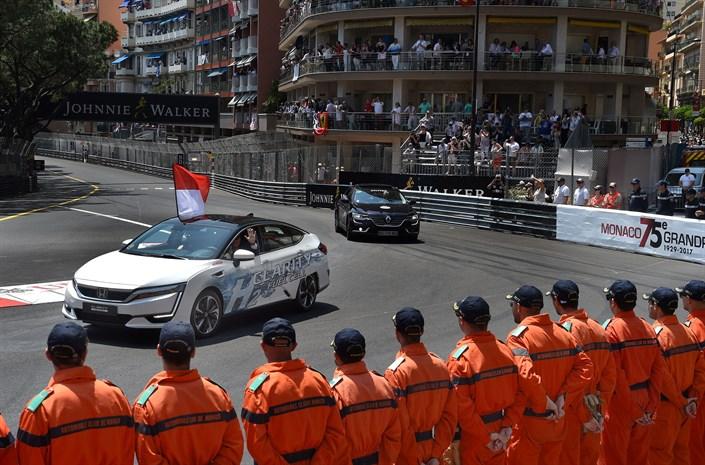 S.A.S. le Prince Albert II de Monaco remporte le tour d'honneur du GP en Honda Clarity 1