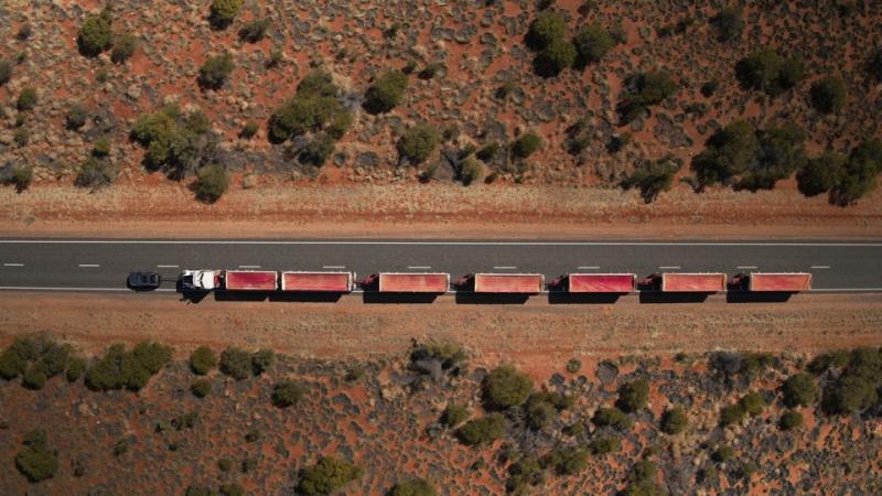  - Un Discovery tire un road train australien 1