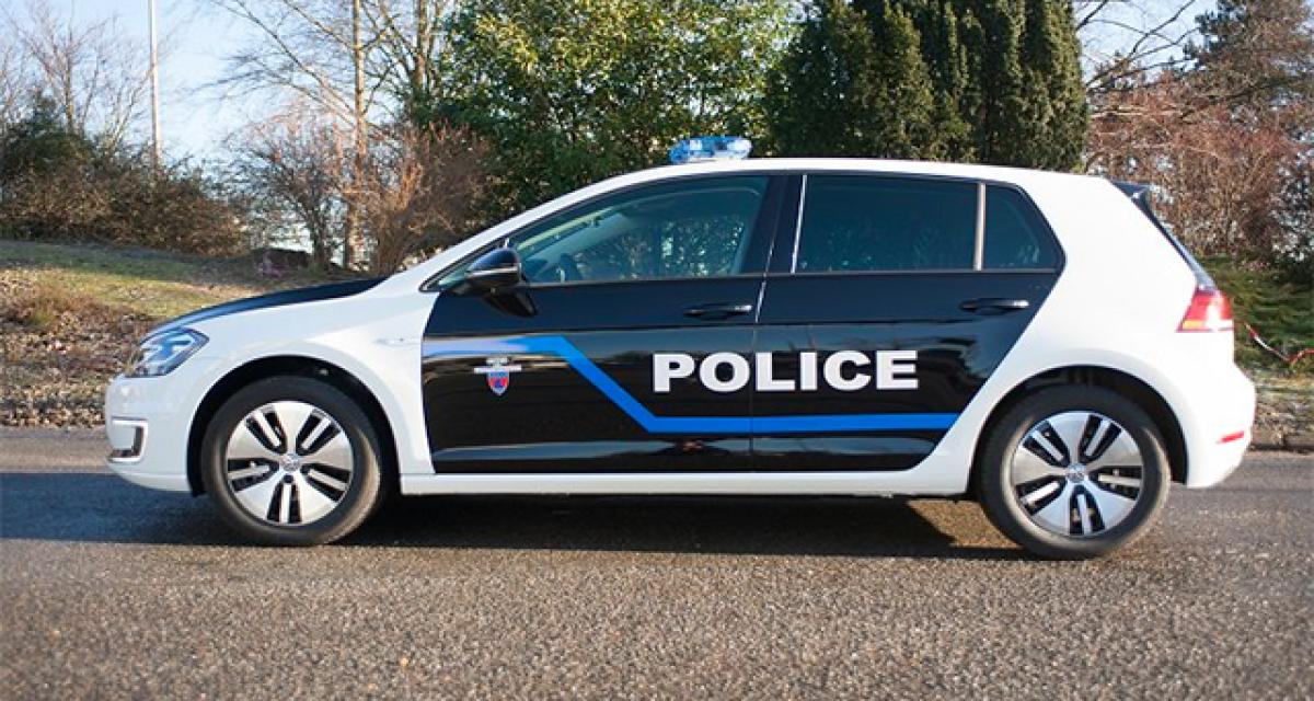 La police en Volkswagen Golf électrique à Paris