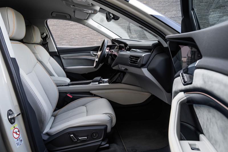  - L'Audi eTron montre son intérieur et ses rétros 1