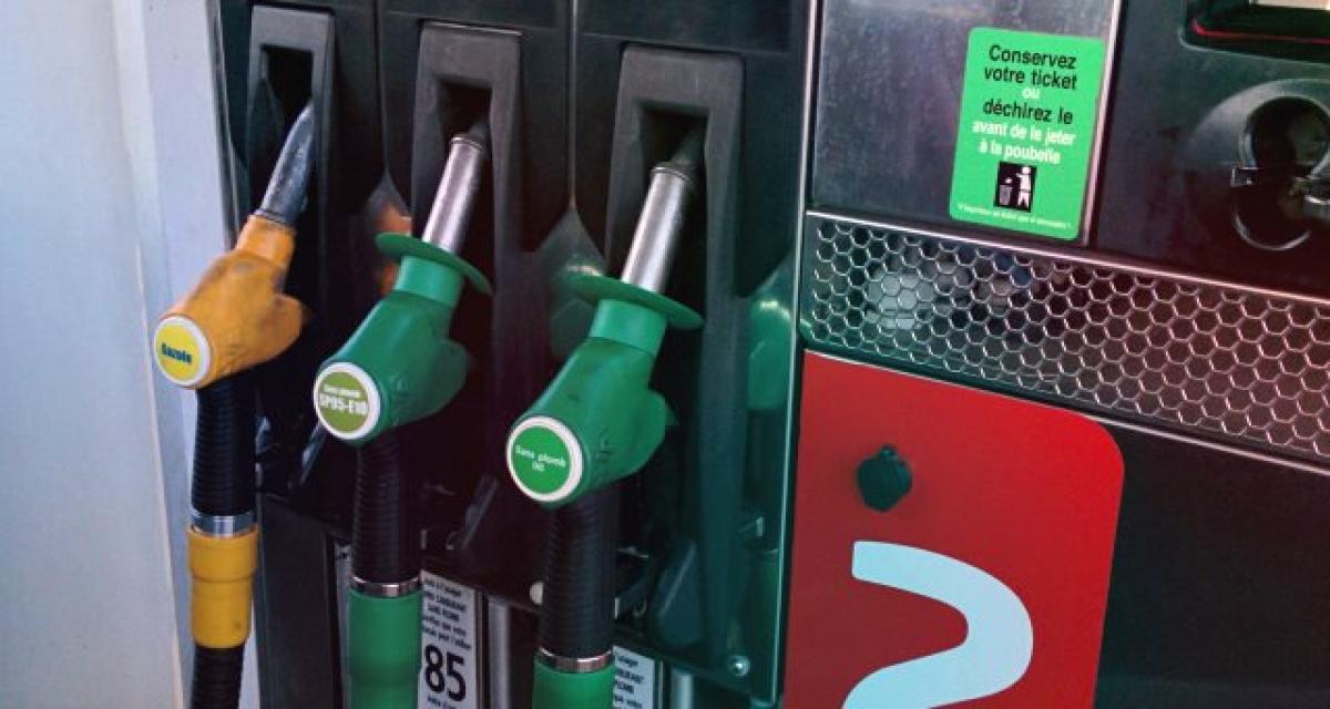 Carburant: les distributeurs se sont engagés à répercuter la baisse des cours selon Le Maire