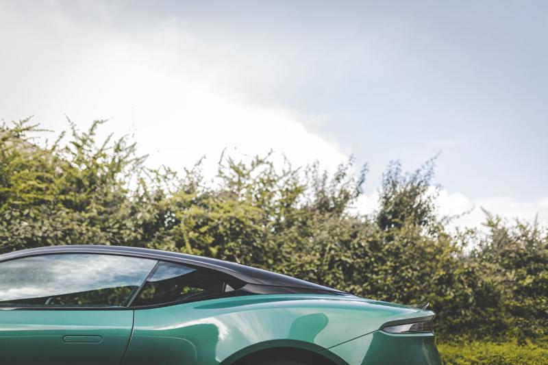 La première des 24 Aston Martin DBS 59 prend la pose 1