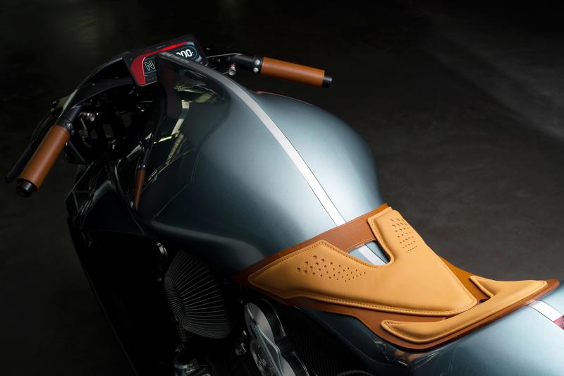  - Aston Martin présente sa première moto, l'AMB 001 1