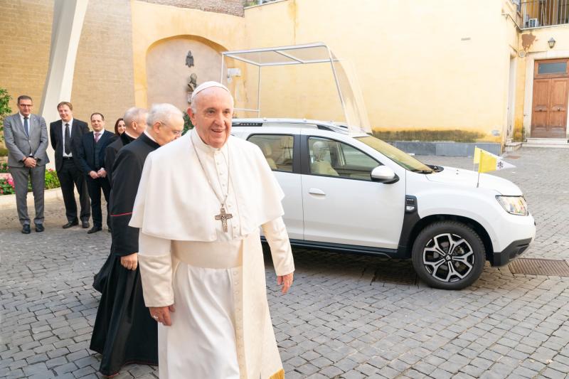  - Insolite : un Dacia Duster pour le Pape François 1