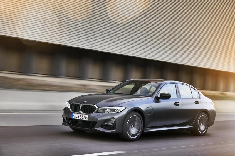 BMW 320e et 520e : l'hybride rechargeable plus "accessible" 1