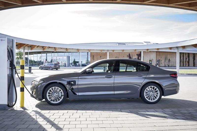  - BMW 320e et 520e : l'hybride rechargeable plus "accessible" 1