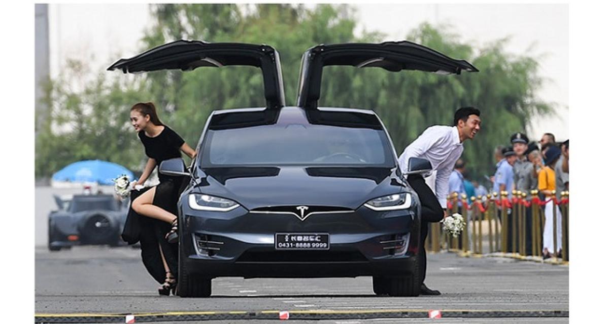 Les livraisons de Tesla chutent, plombées par le Covid en Chine 