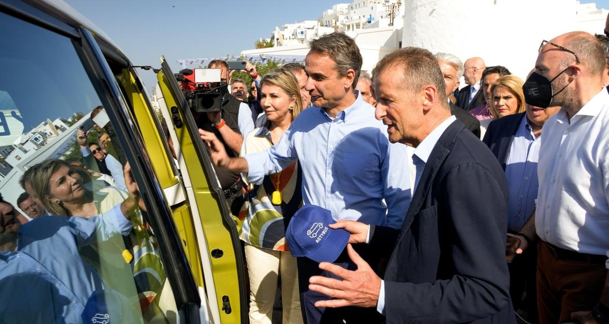 Volkswagen CEO Herbert Diess and Prime Minister Kyriakos Mitsotakis at Astypalea.
