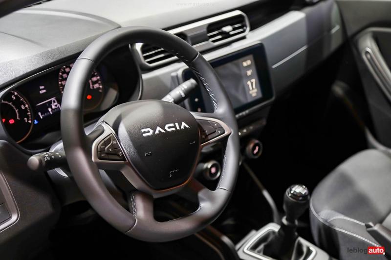 Mondial de Paris 2022 - Dacia Duster et Duster Mat Edition